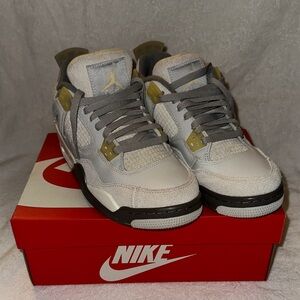 Jordan Retro 4s light grey 6.5 Big Kids (women’s 8)